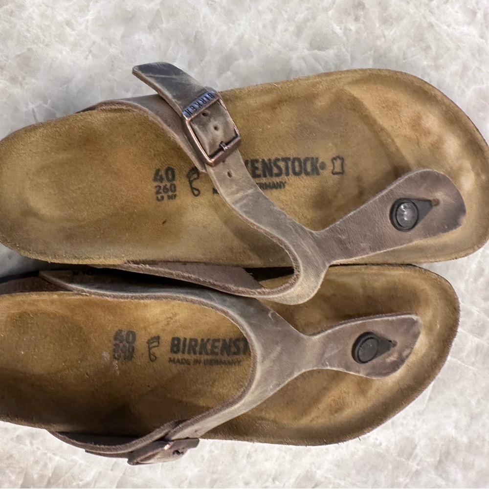 Birkenstock Giza flip flop sandal.  Weathered looking tan leather. Like new. S40
